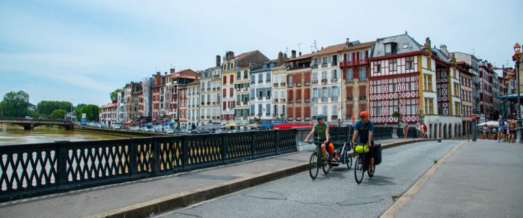 2 cyclistes empruntent la vélosud, ex V81, et qui traverse le centre-ville de Bayonne
