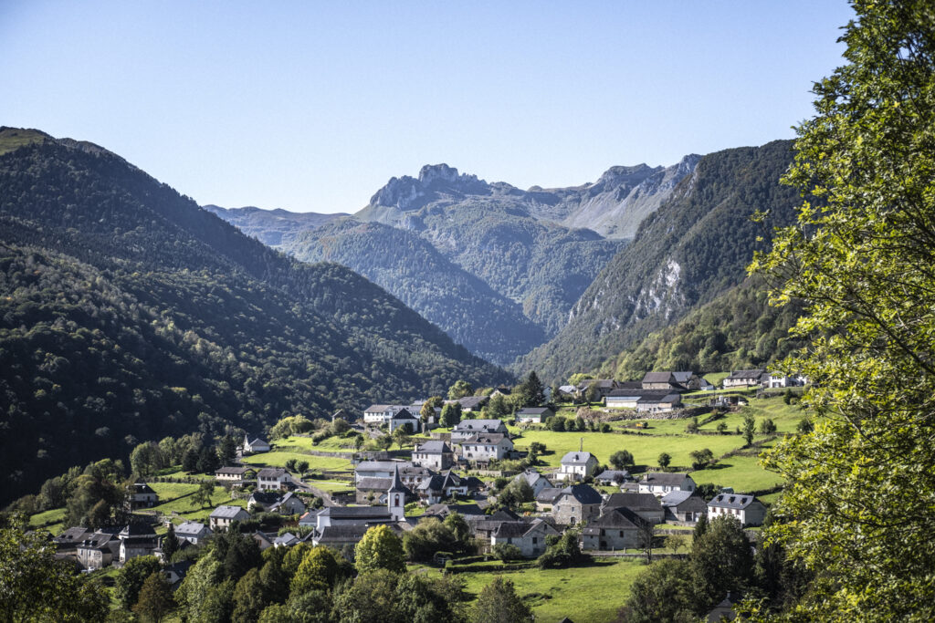 Vue sur le superbe village Bilhères-en-Ossau, dans le Béarn en vallée d'ossau. ©Adrien Basse-Cathalinat pour l'ADT64 Béarn Pays basque