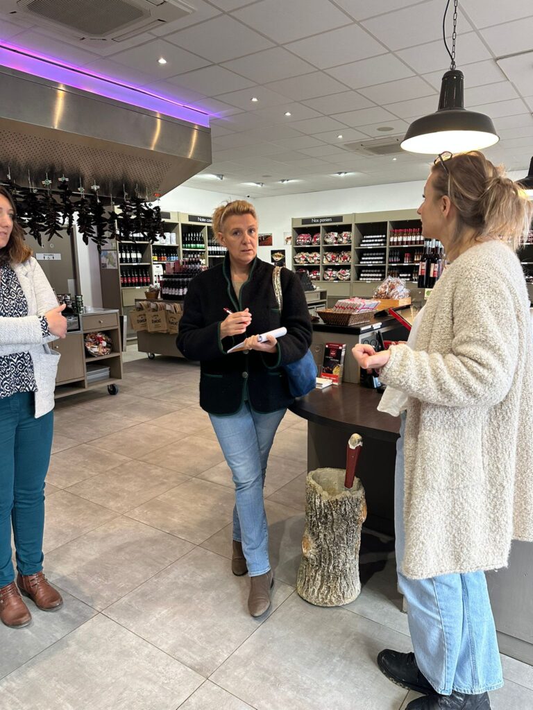 l'accueil de journalistes en Béarn et en Pays basque est piloté par l'ADT64, agence départementale du tourisme, pour faire connaître les destinations et organiser des voyages de presse pour répondre aux attentes de chaque média