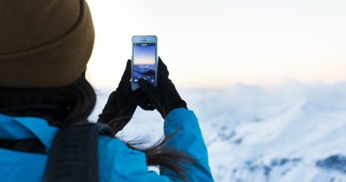 une personne prend en photo un joli paysage des montagnes béarnaises
