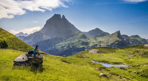 Randonneuse au pied du Pic de Midi d'Ossau ©Aurelien Brusini-aurelienbrusini.com