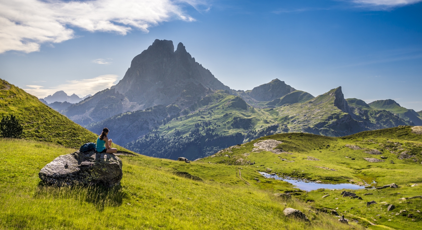 Randonneuse au pied du Pic de Midi d'Ossau ©Aurelien Brusini-aurelienbrusini.com